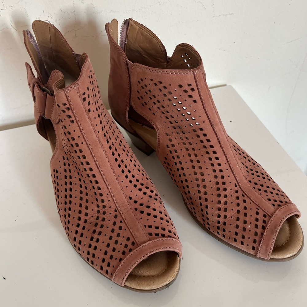 Low heel Earth sandals